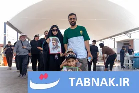 خادمان اربین در حال خدمت به زائران