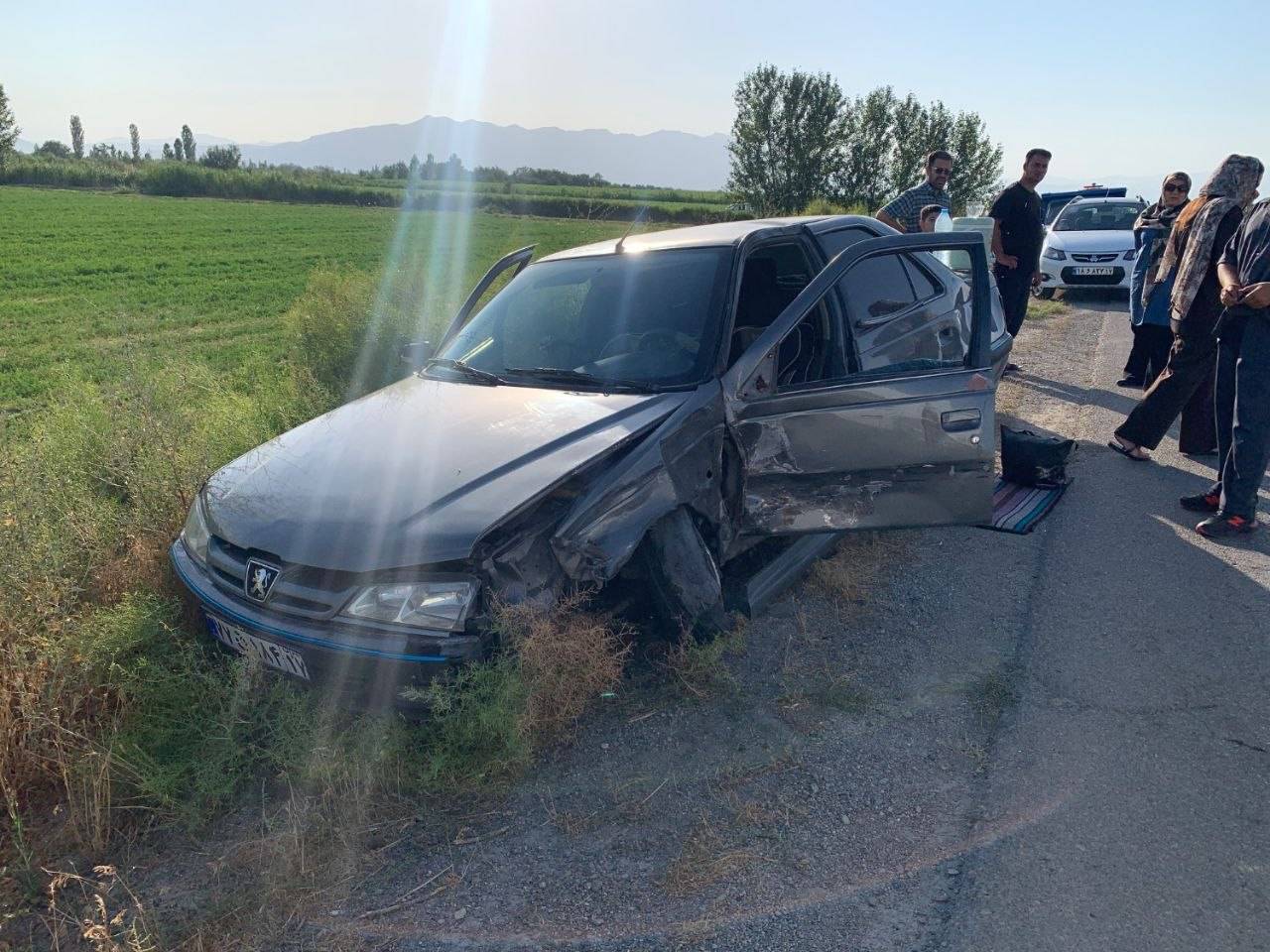 عملیات نجاتگران هلال احمر در محل حادثه