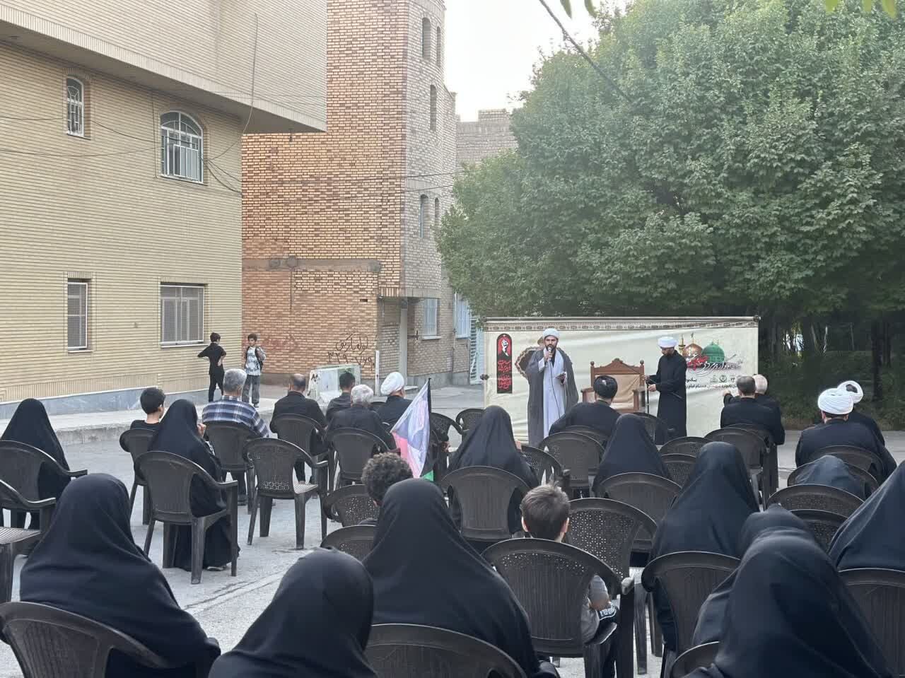 حضور عزاداران در سوگواره حدیث عشق محله بنیاد قم