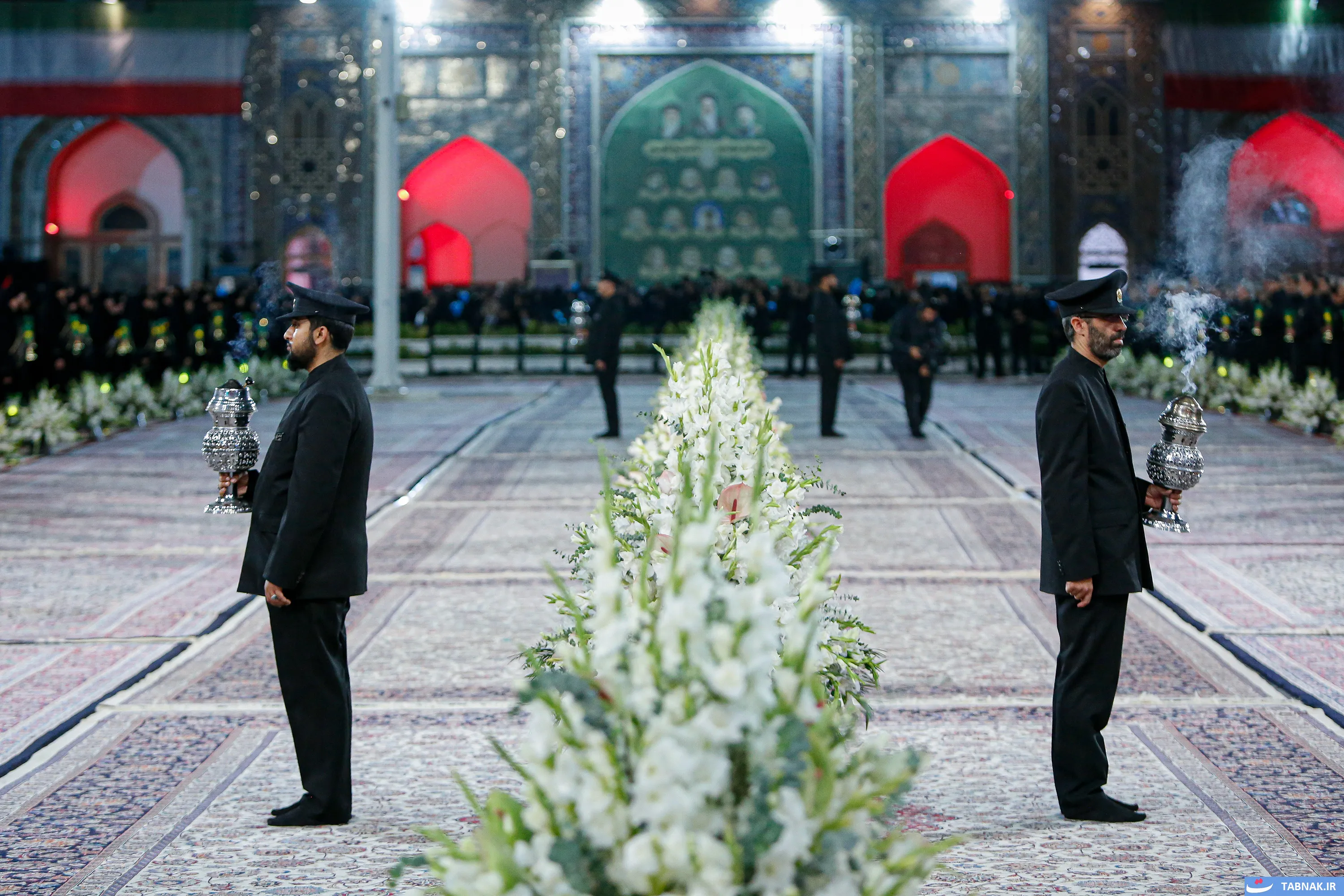 حضور زائران در مراسم عزاداری حرم رضوی