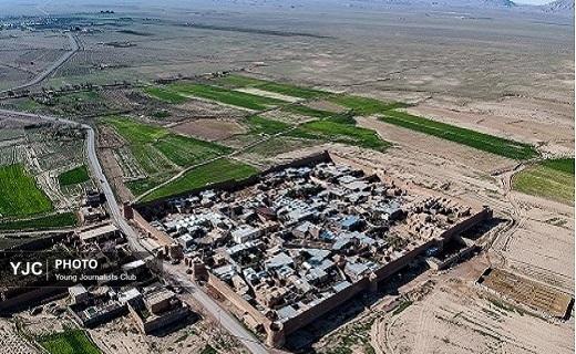 نمای قلعه گلی روستای دولت‌آباد قم