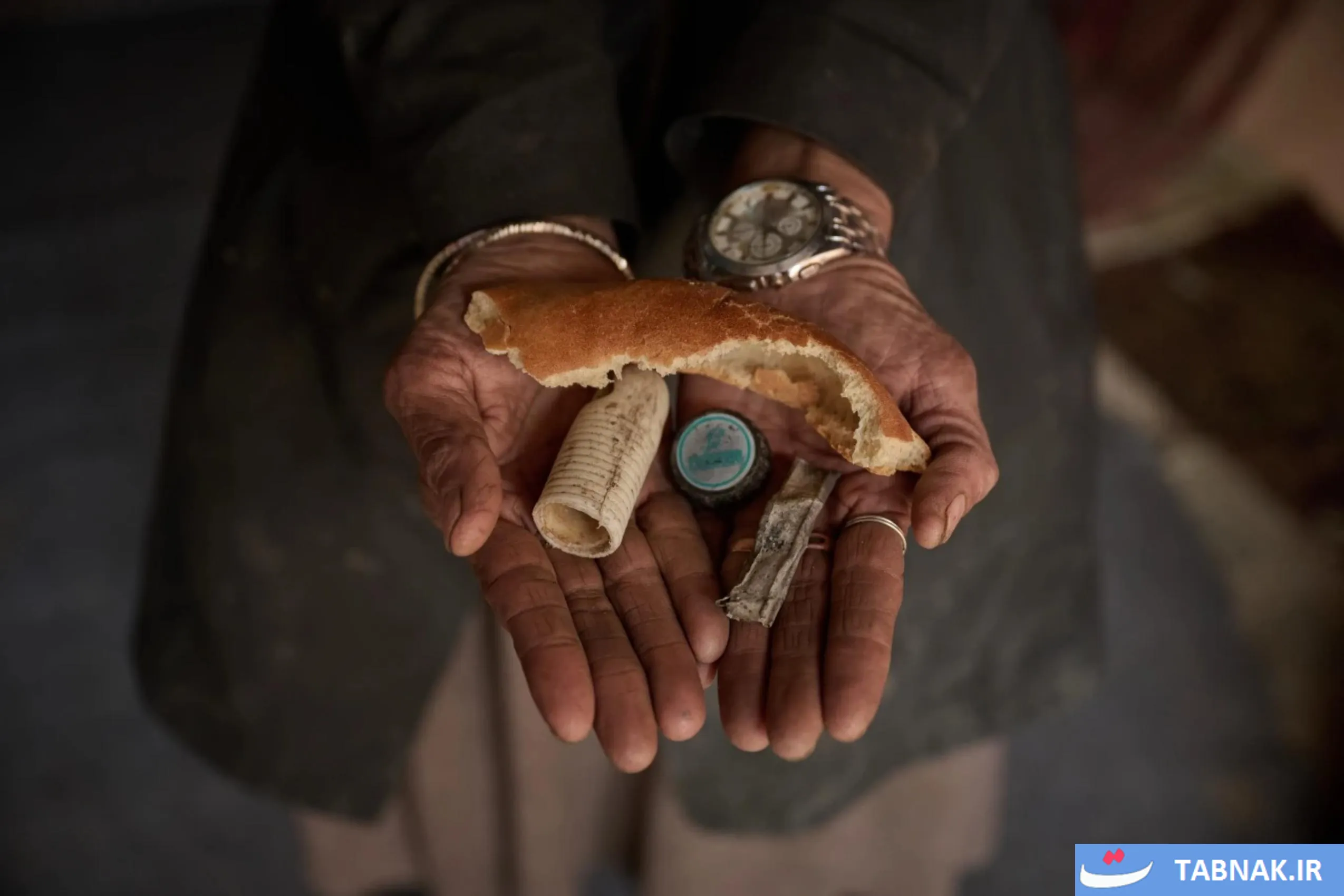 سیما در حال استراحت میان کار