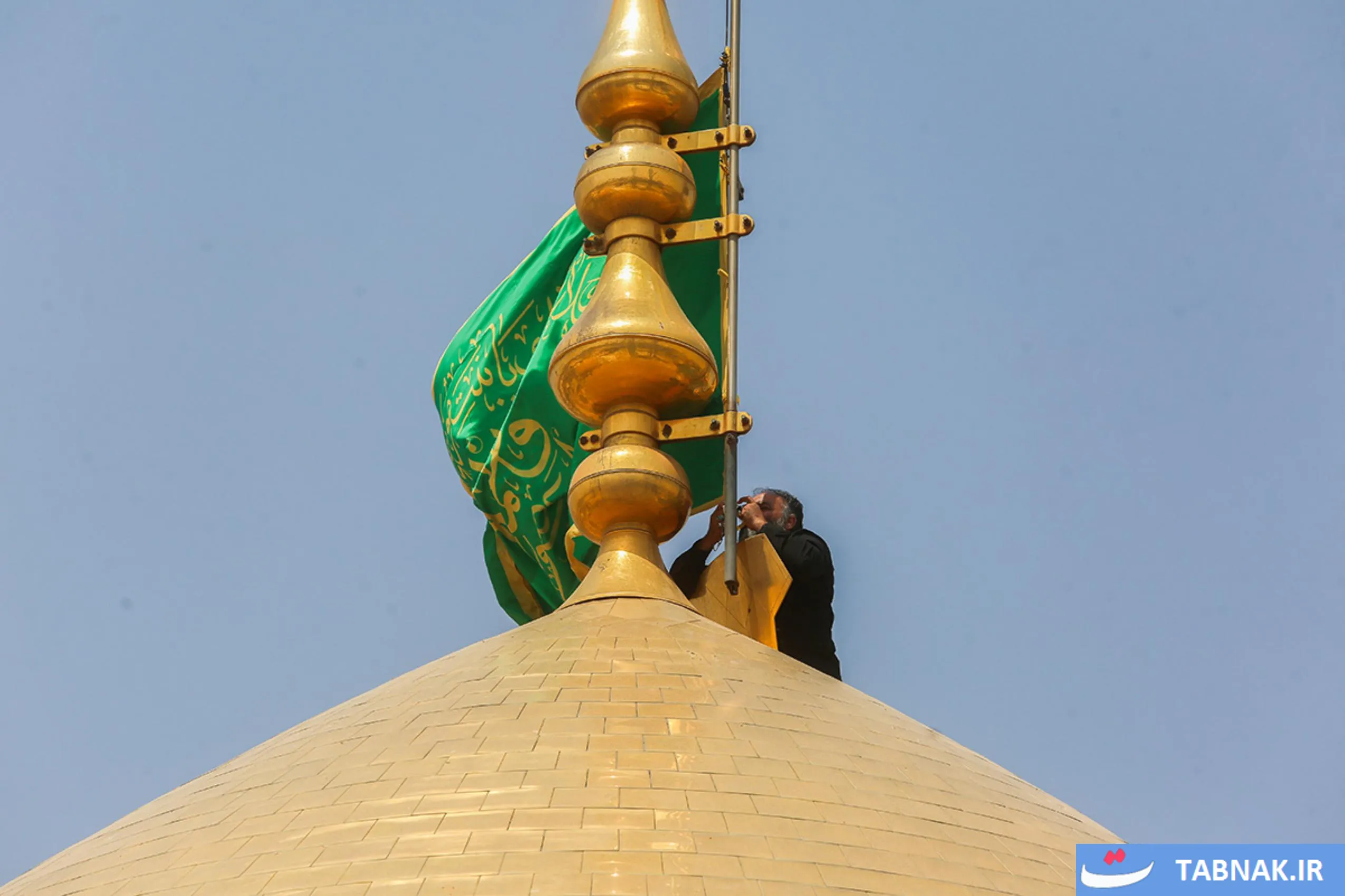 نمای گنبد حرم حضرت معصومه با پرچم سبز