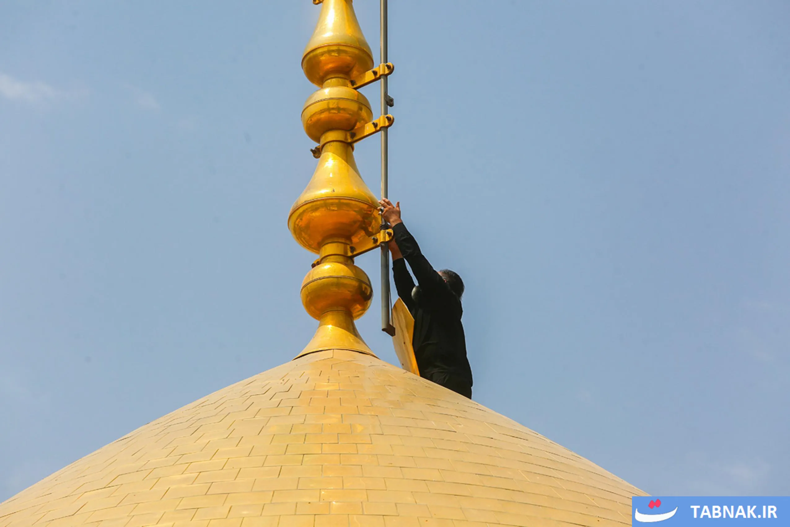 گنبد حرم حضرت معصومه پس از تعویض پرچم