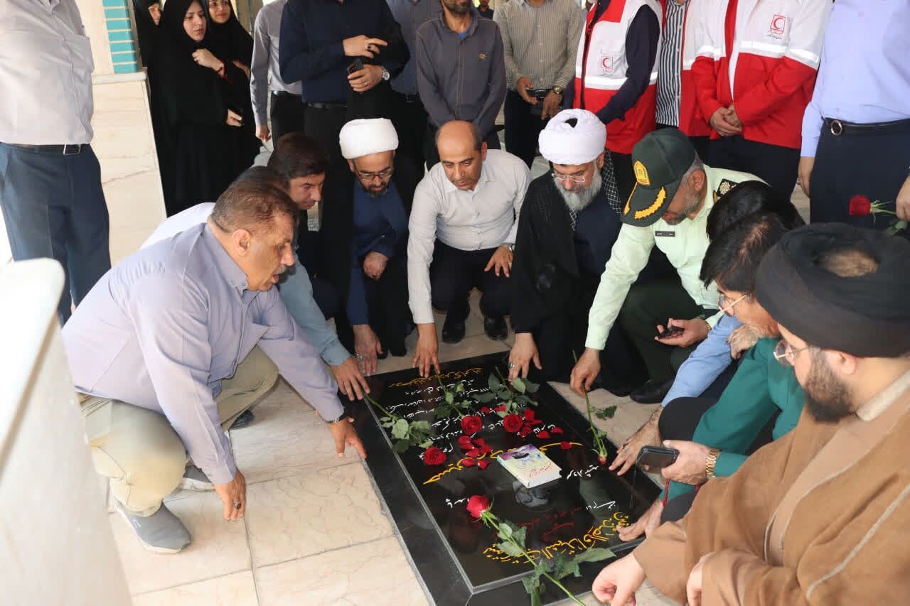 فرماندار دشتی در مراسم غبارروبی قبور شهدای خورموج