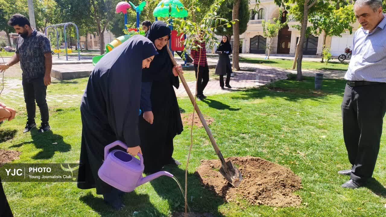 کاشت نهال توسط اصحاب رسانه در پارک پردیس