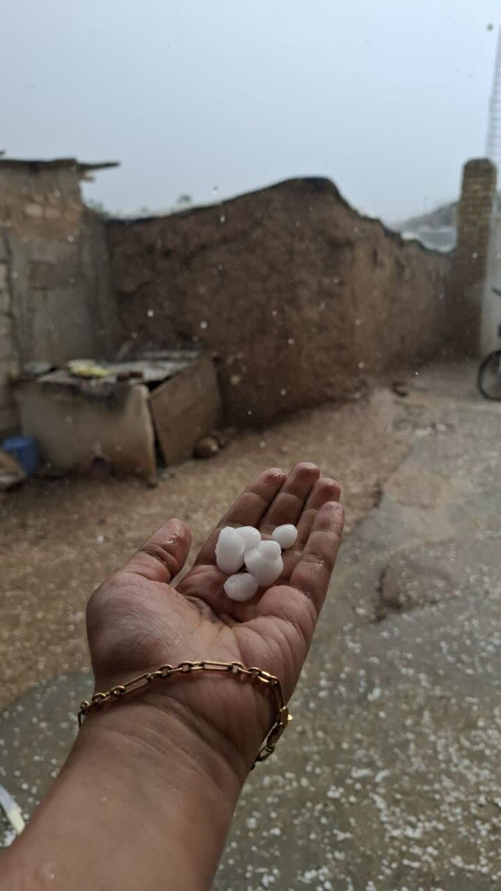بارش تگرگ تابستانی در خیابانی از قزوین
