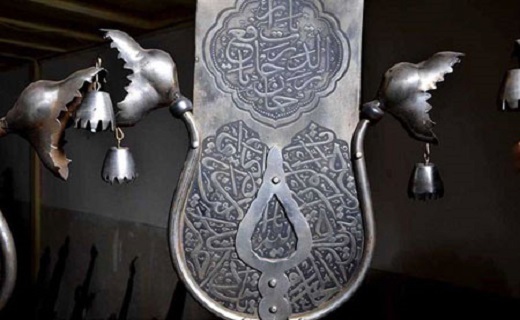 محمدرضا برخوردار در حال کار در کارگاه علامت‌سازی